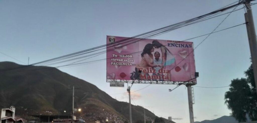 Colegio retiró panel publicitario tras queja de fomentar violencia hacia niños y adolescentes