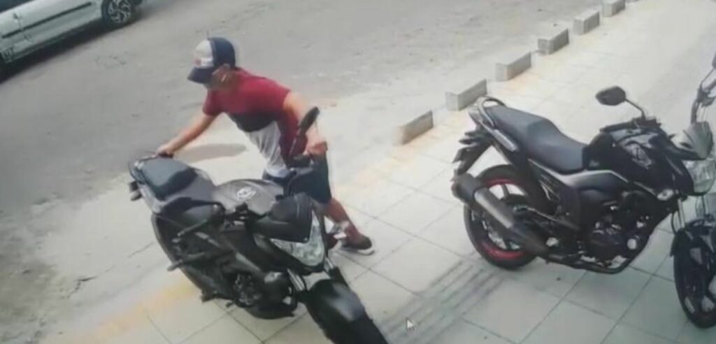 Joven “robamotos” intentó despistar a agentes policiales cambiándose de ropa