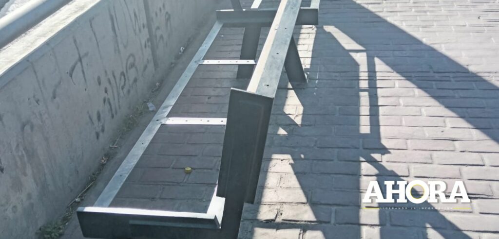 Desmantelan bancas y destruyen ornato del puente San Sebastián