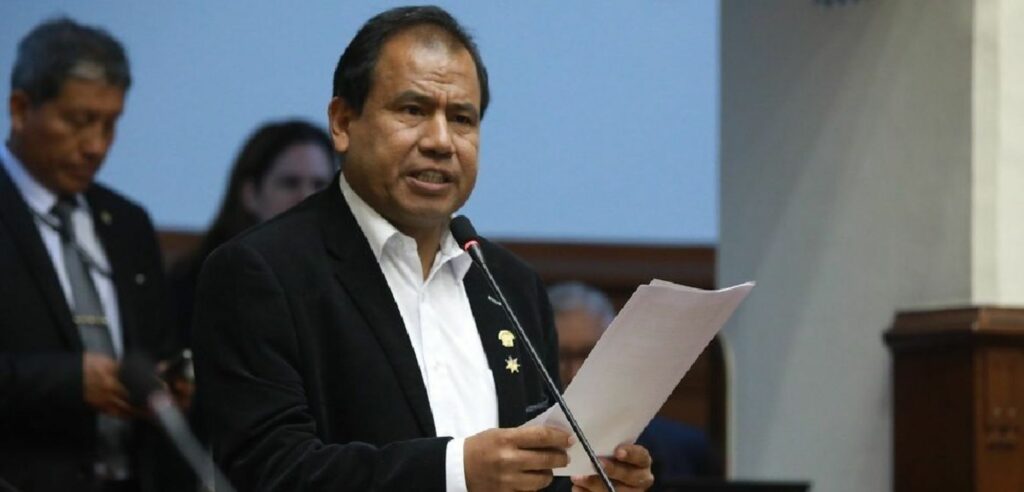 Ética aprueba denunciar a congresista Edgar Tello por caso recorte de sueldos