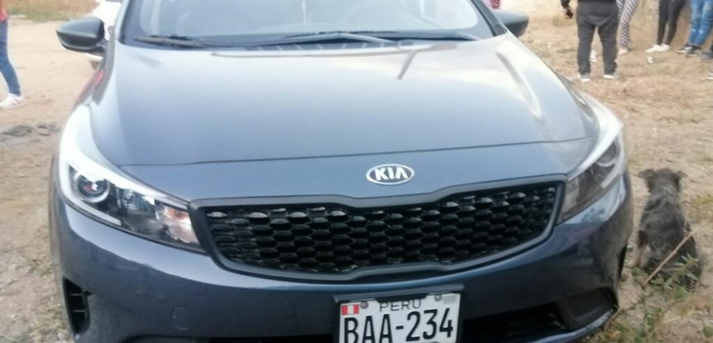 Hallan auto Kia que fue robado mientras chofer lo lavaba en la puerta de su casa