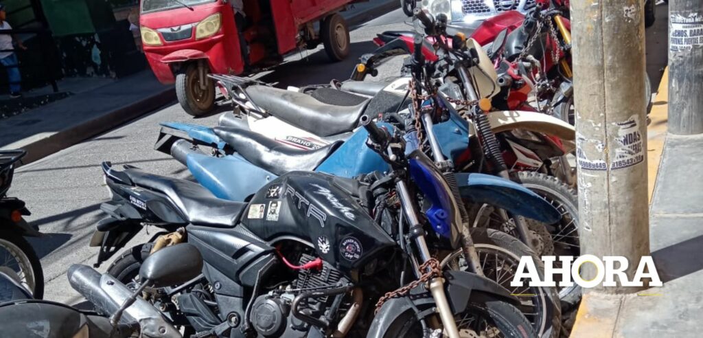 Vehículos continúan bloqueando la puerta de ingreso del colegio Hermilio Valdizán