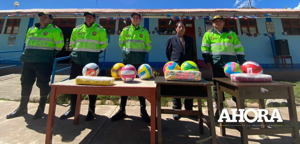Policías de Margos donan pelotas de vóley y fútbol y net a colegios