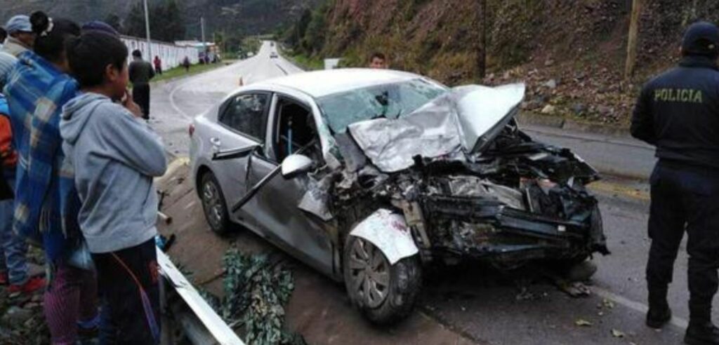 Colectivo y camioneta colisionaron en carretera central