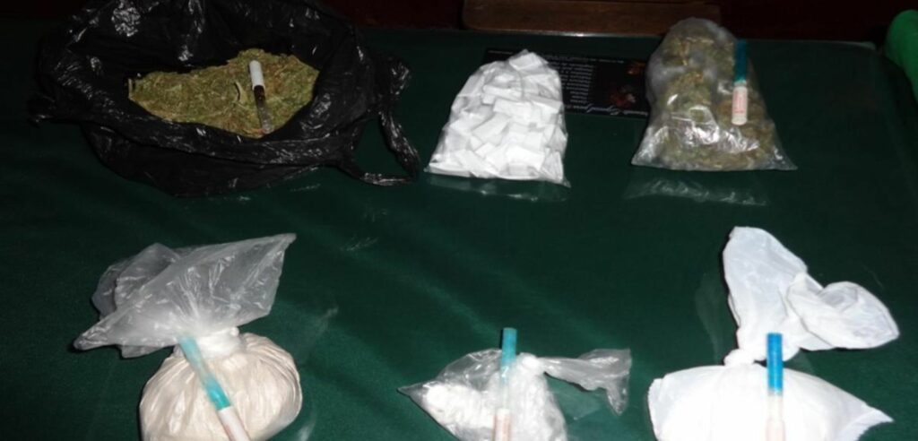 Reo escondía ketes de marihuana y PBC en adornos tallados