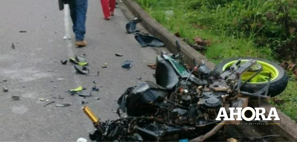 Motociclista sufrió graves lesiones tras chocar contra un tráiler