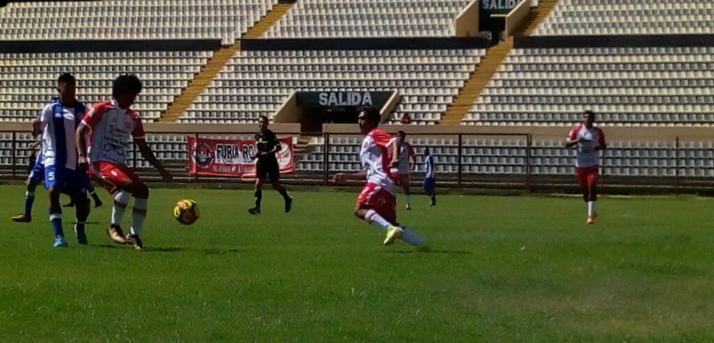 El campeón huanuqueño no brindó una buena actuación pero igual venció a su rival Defensor Amarilis para colocarse entre los 4 grandes.
