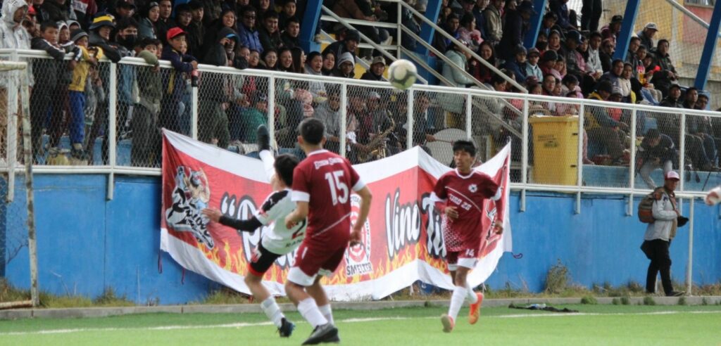 Columna Pasco recibe a Once Rebeldes en el Coloso