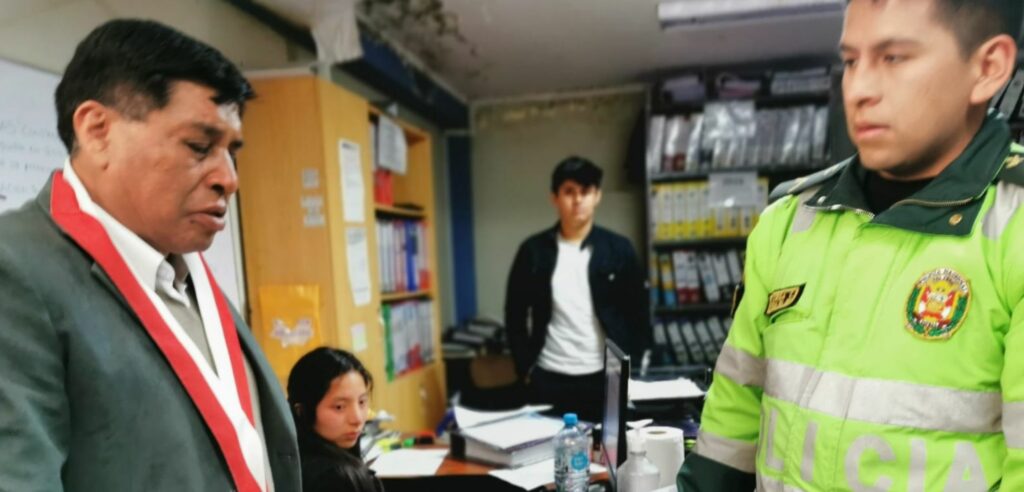 Descubren a prima hermana del alcalde trabajando con identidad suplantada en Paucartambo