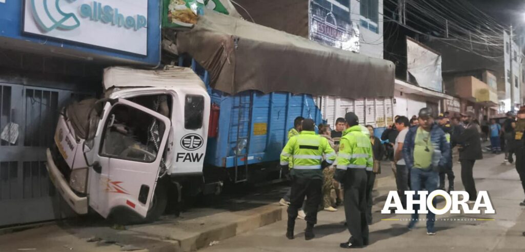 Pudo ocasionar una tragedia. Camión descontrolado se empotra en vivienda