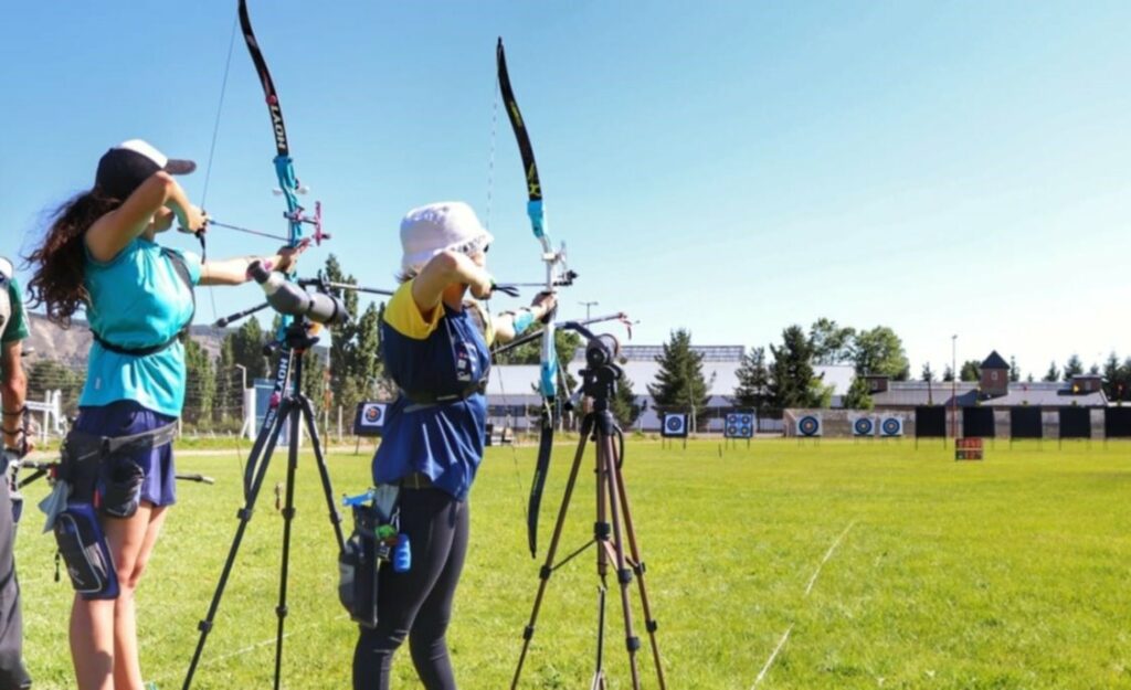 El tiro con arco moderno ha ganado reconocimiento internacional como disciplina deportiva competitiva