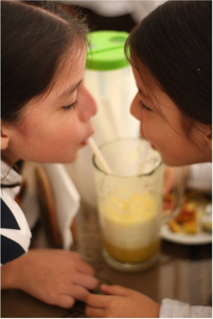 Fátima y Bernadette y su jugo de piña. 