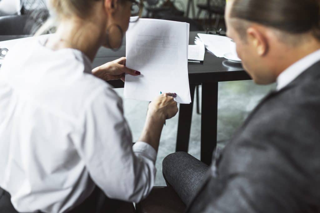 las empresas pueden mitigar riesgos financieros y acceder a proyectos más grandes con mayor seguridad.