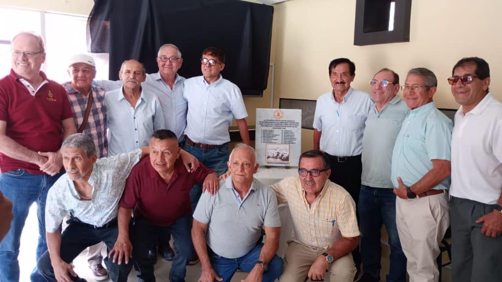 161 Exalumnos Realizaron Reconocimiento Al Prof Carlos Chavez Huapalla