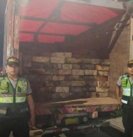 Camion Con Madera Ilegal Es Intervenido En Leoncio Prado Y Detienen Al Conductor