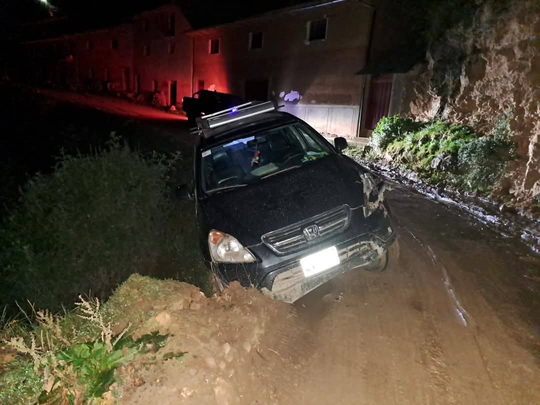 Milagroso Accidente En La Bajada De Rondos Vehiculo Quedo Al Borde Del Abismo