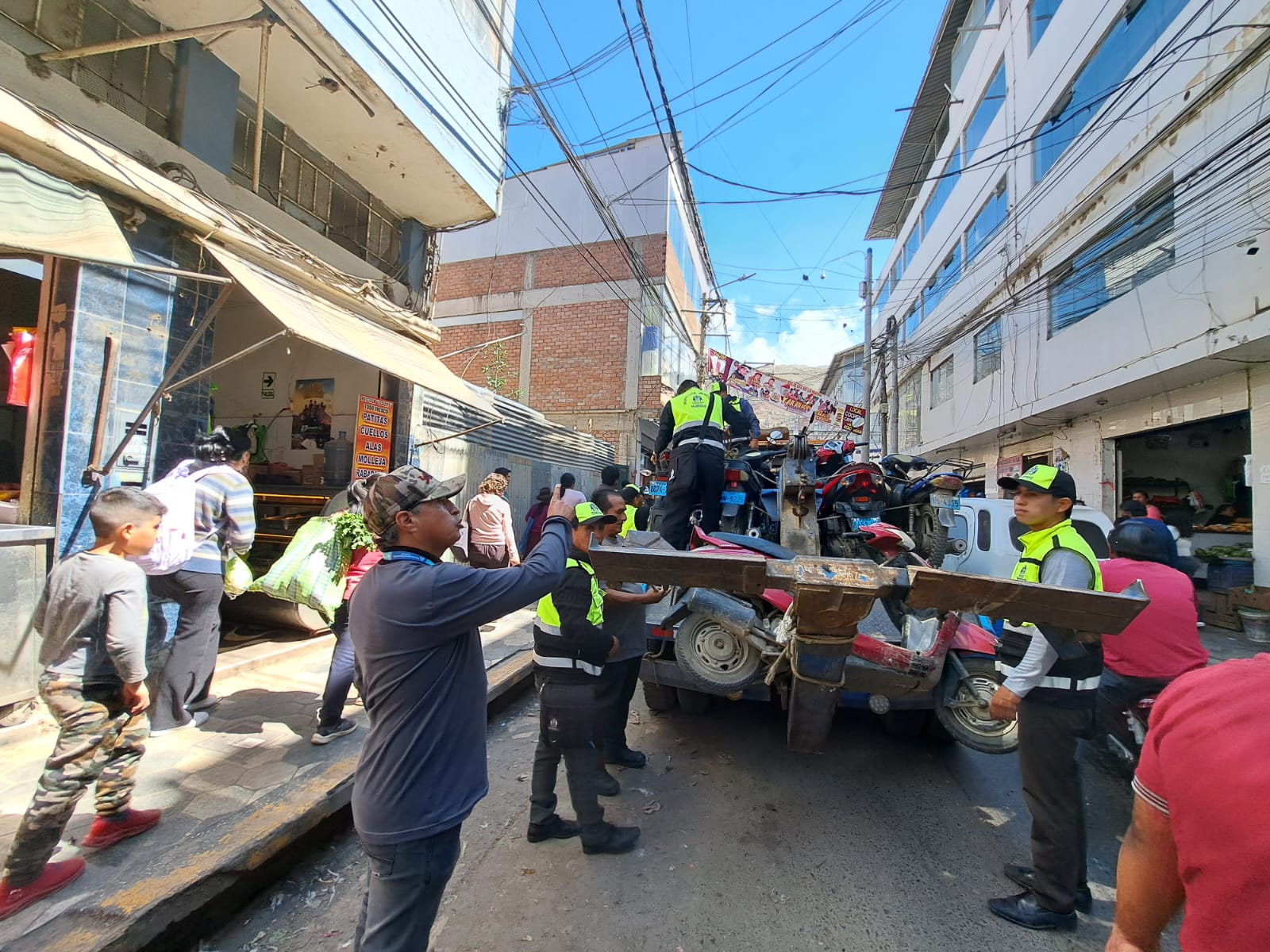 Retiran Vehiculos Mal Estacionados En Operativo Conjunto En El Jiron Huanuco