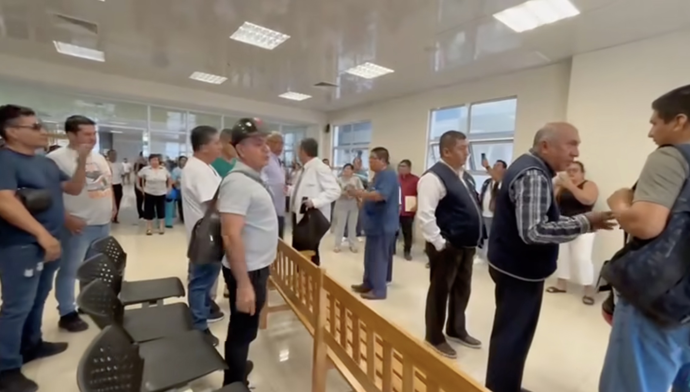 Tension En Hospital De Tingo Maria Por Designacion De Nuevo Director En Medio De Protestas