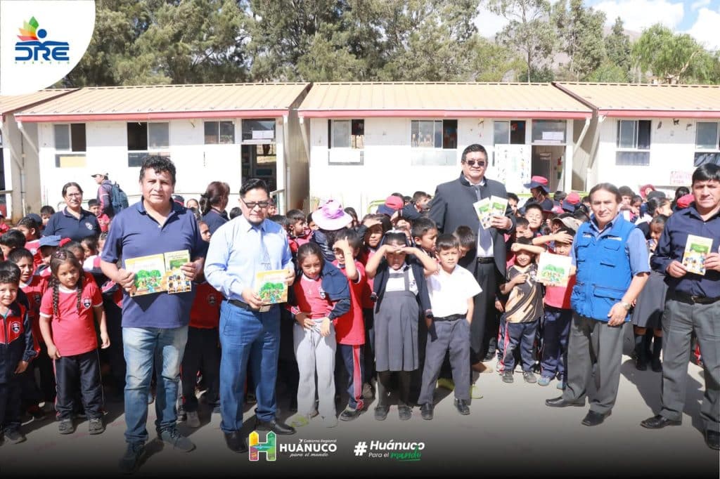 71 Un Libro Una Esperanza Maestro Huanuqueno Lleva Matematicas A Escuelas Rurales