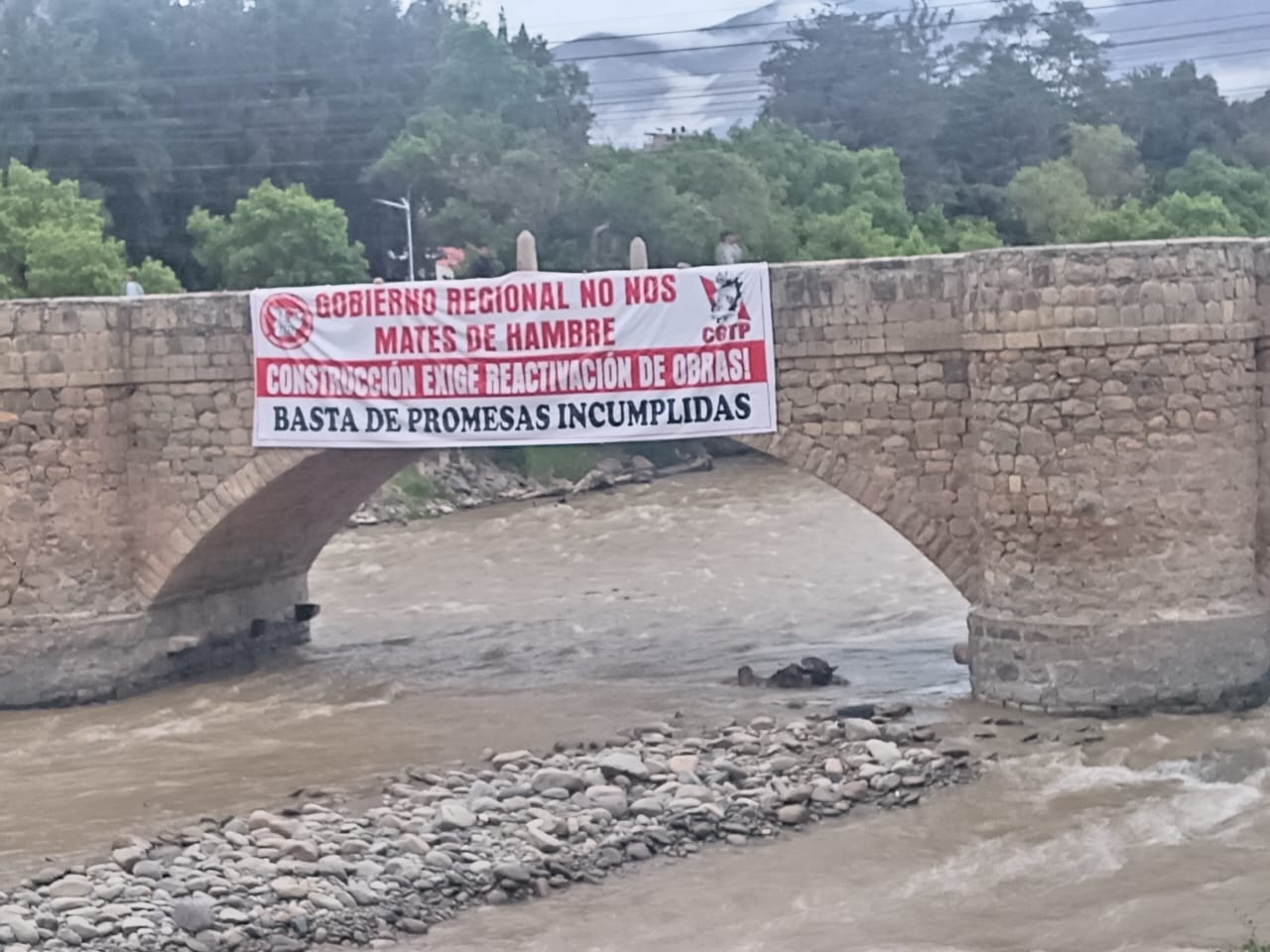 Colocan Banderolas Rojas En El Puente Calicanto Para Exigir Reactivacion De Obras Publicas