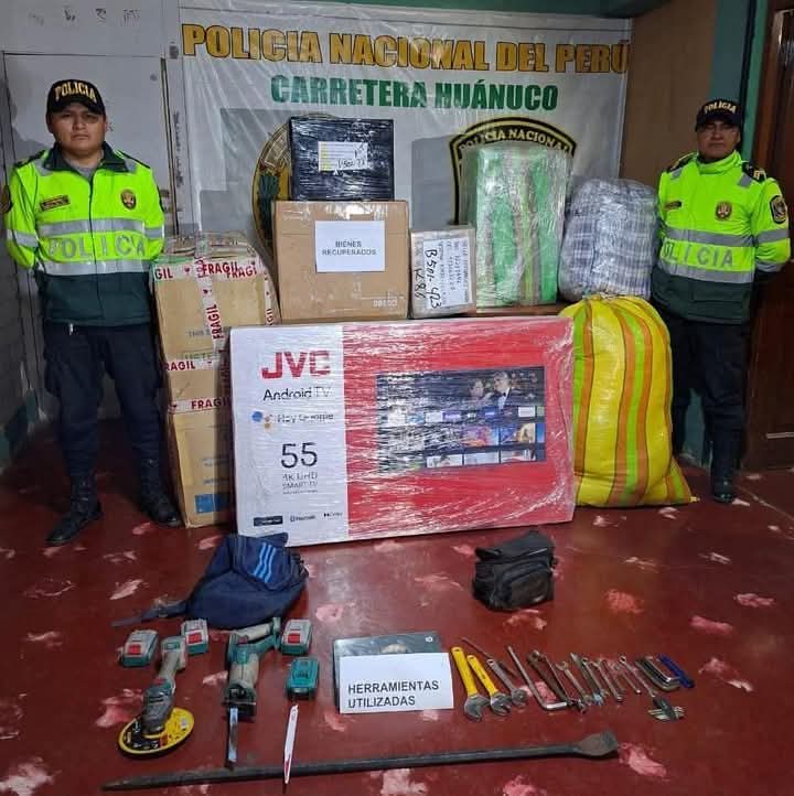 Delincuentes Bajo Modalidad Del Patinaje Huyen Y Abandonan Camioneta Con Mercaderia Robada