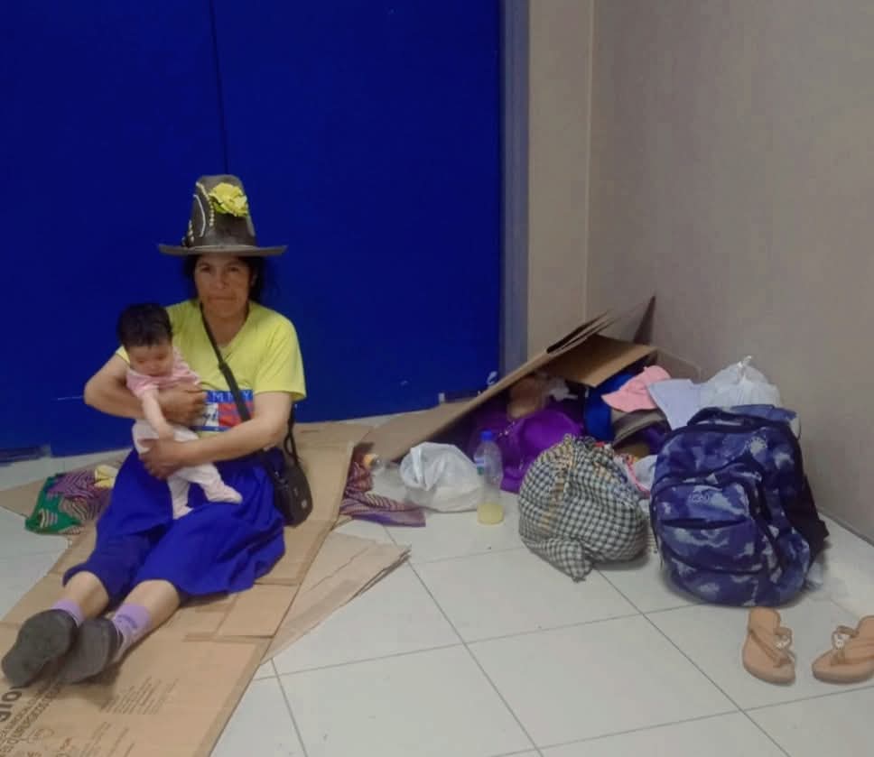 Duerme En Cartones En Hospital De Tingo Maria Mientras Su Esposo Lucha Por Su Vida