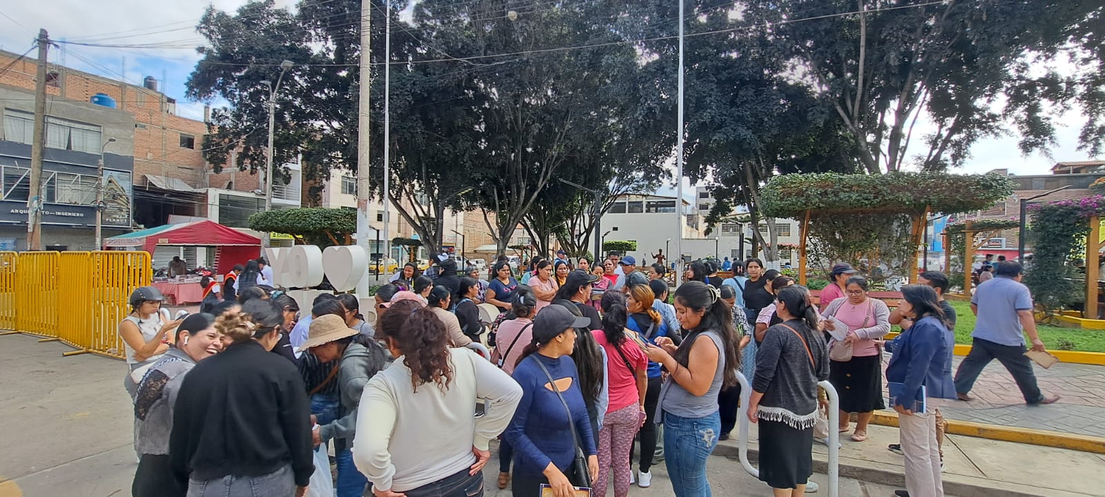 Padres De Familia Exigen Cumplimiento Del Techado Prometido En La I E Maria Luisa 405