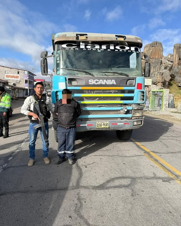 Pnp Incauta 2 7 Tn De Acetona Y Detiene A Seis Personas En Operativo Antidrogas