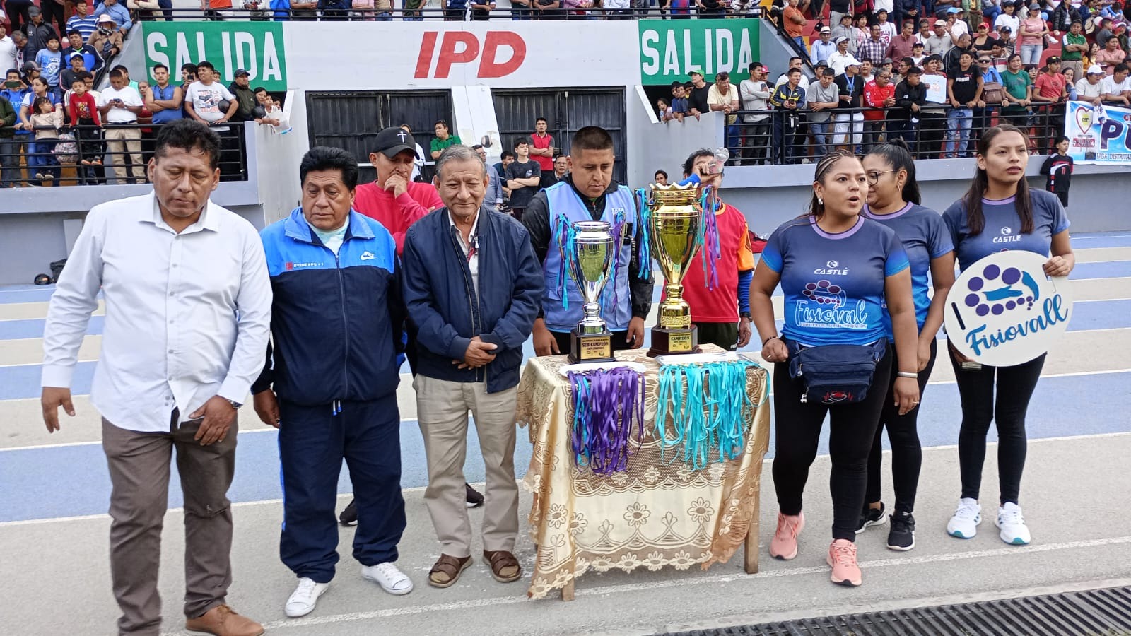 Premiaron Al Leon Como Campeon Y A Pujay Como Subcampeon