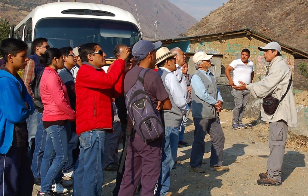 por la Ley N° 28529 donde se empieza a regular la actividad del Guía de Turismo, el cual es ejercida por los Guías Oficiales de Turismo de nivel técnico y por los Licenciados en Turismo colegiados y especializados para tal actividad