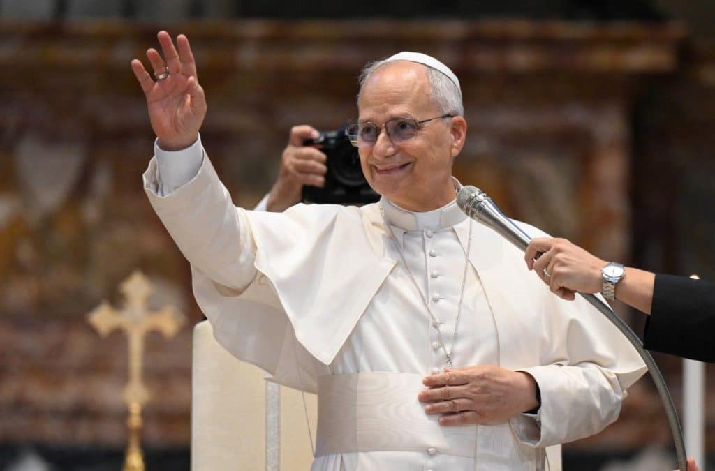 Estrategias Anti-Desinformación: Papa León Inspirando la Verdad en Redes Sociales