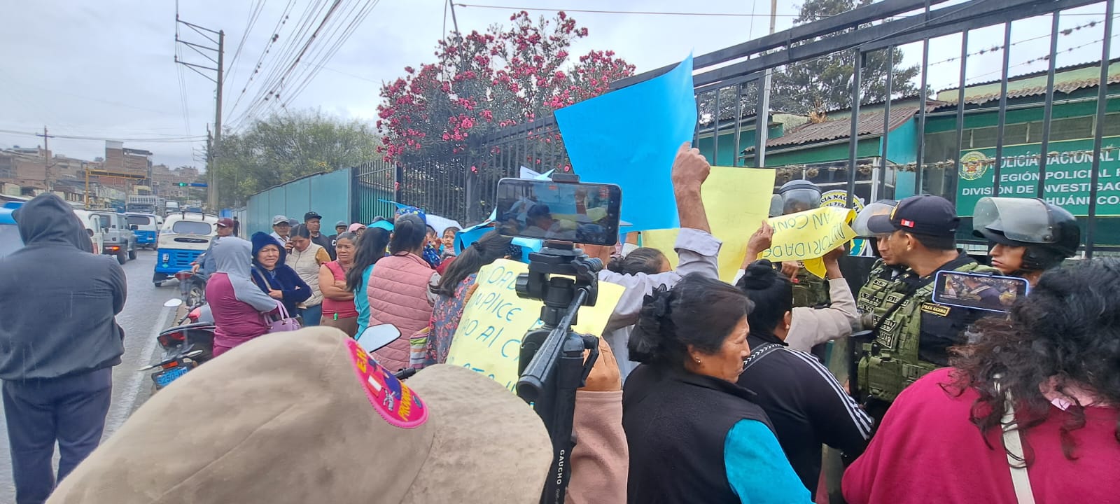 Familiares De Junior Atachagua Realizan Planton Frente A La Depincri Para Exigir Avances En Investigacion