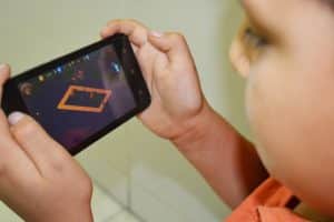 pero la evidencia científica emergente presenta un panorama profundamente preocupante. Una investigación exhaustiva que abarca múltiples continentes y culturas revela que estos dispositivos, lejos de ser herramientas inofensivas, representan una amenaza significativa para el desarrollo saludable de los menores.