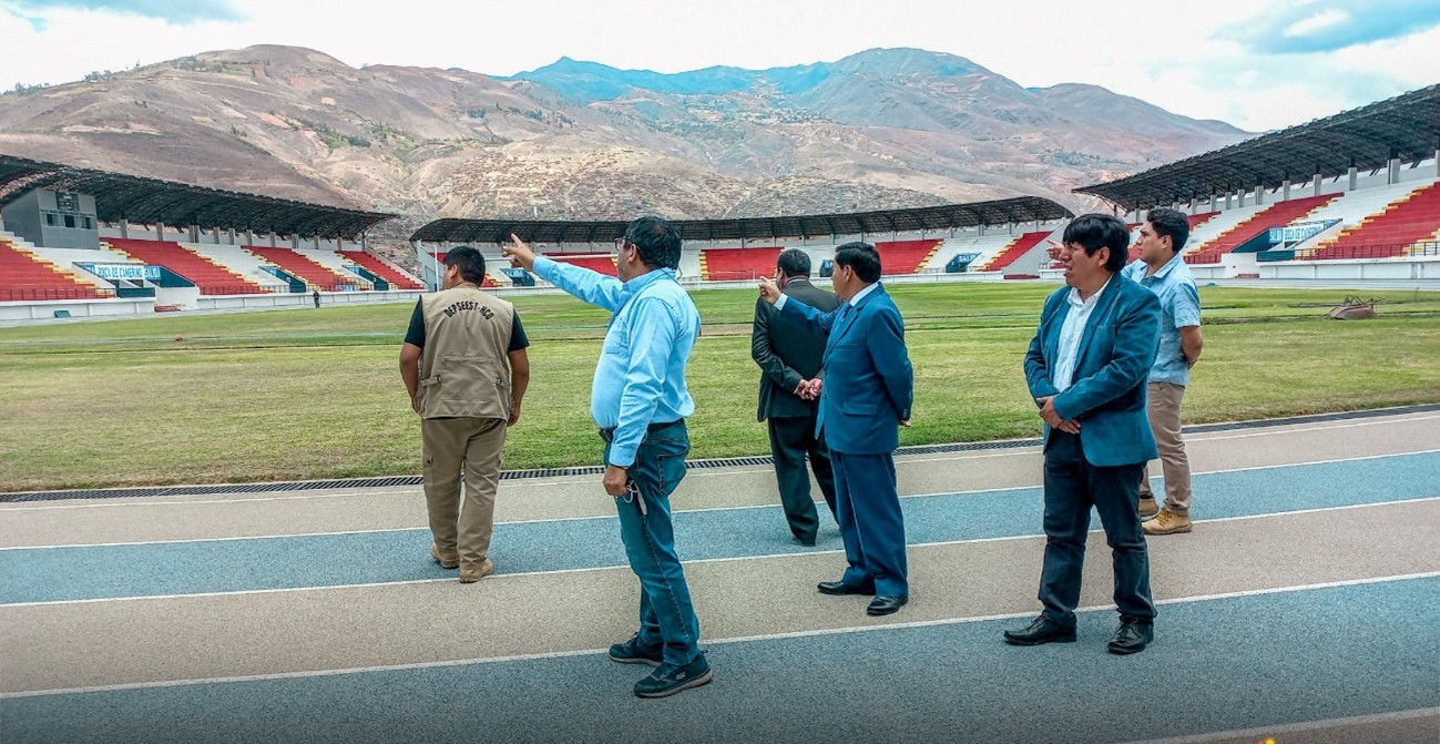 Indignacion Por Servicios Higienicos Colapsados En El Complejo De Paucarbamba Durante Juegos Escolares