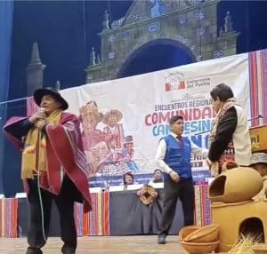 Auditorio lleno de indignación y tejidos andinos fue escenario del rechazo a Josué Gutiérrez, acusado de omitir muertes durante protestas