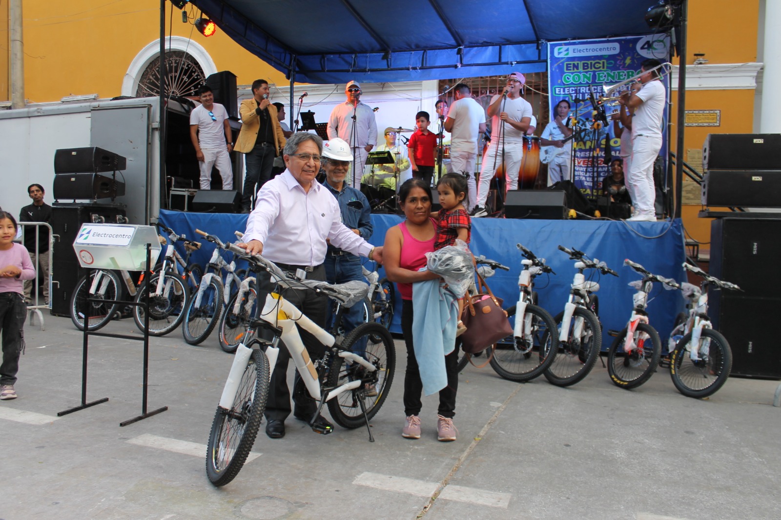 Usuarios Puntuales Reciben Bicicletas Nueva Campana De Electrocentro En Huanuco