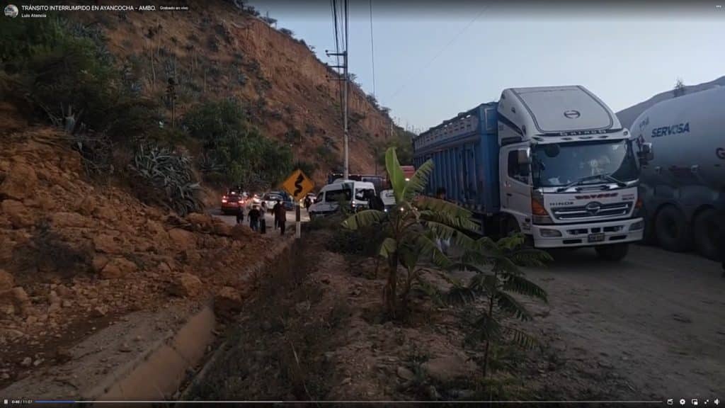 Vehículos menores logran avanzar por vía alterna, pero el caos persiste ante ausencia de Provías