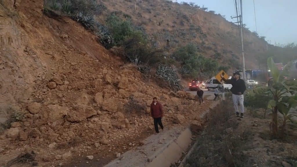 El deslizamiento habría sido ocasionado por una manguera rota que, al mantener húmedo el terreno, facilitó la caída de una sección del cerro hacia la vía