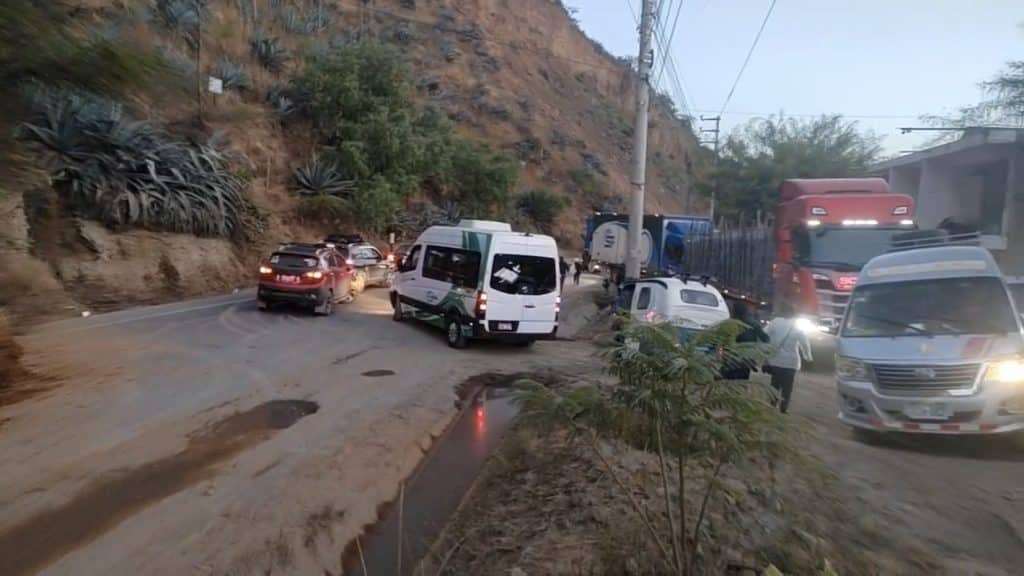A la altura de la localidad de Encoche, también se identificaron zonas del cerro visiblemente rajadas y húmedas, que podrían ceder en cualquier momento