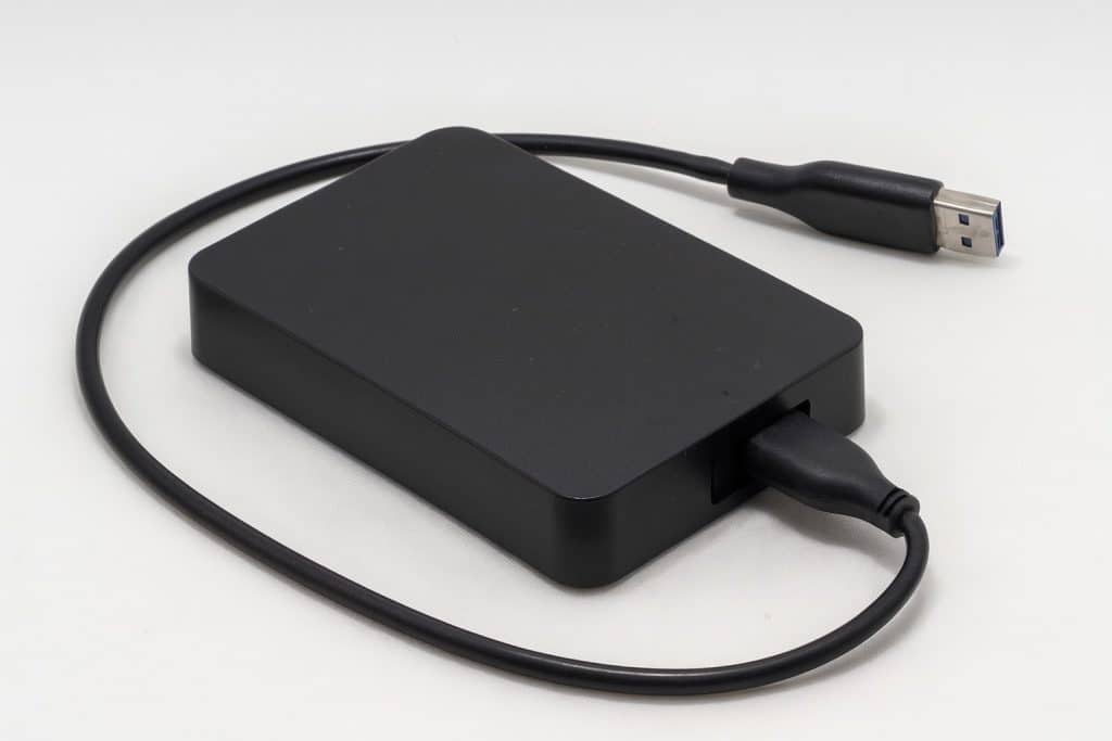 La periodicidad depende del uso de los archivos. Información crítica como bases de datos empresariales o informes financieros requiere respaldos diarios