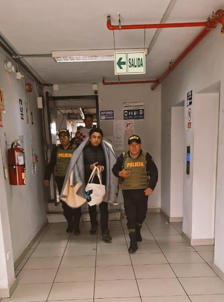 El artículo 25 del Reglamento del Congreso establece que los congresistas detenidos por más de 120 días deben ser reemplazados por sus accesitarios.