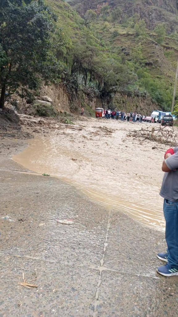 fectando el tránsito de vehículos particulares, buses interprovinciales y transportes de carga, según reportes de pasajeros y conductores presentes en el lugar este 27 de enero de 2026.