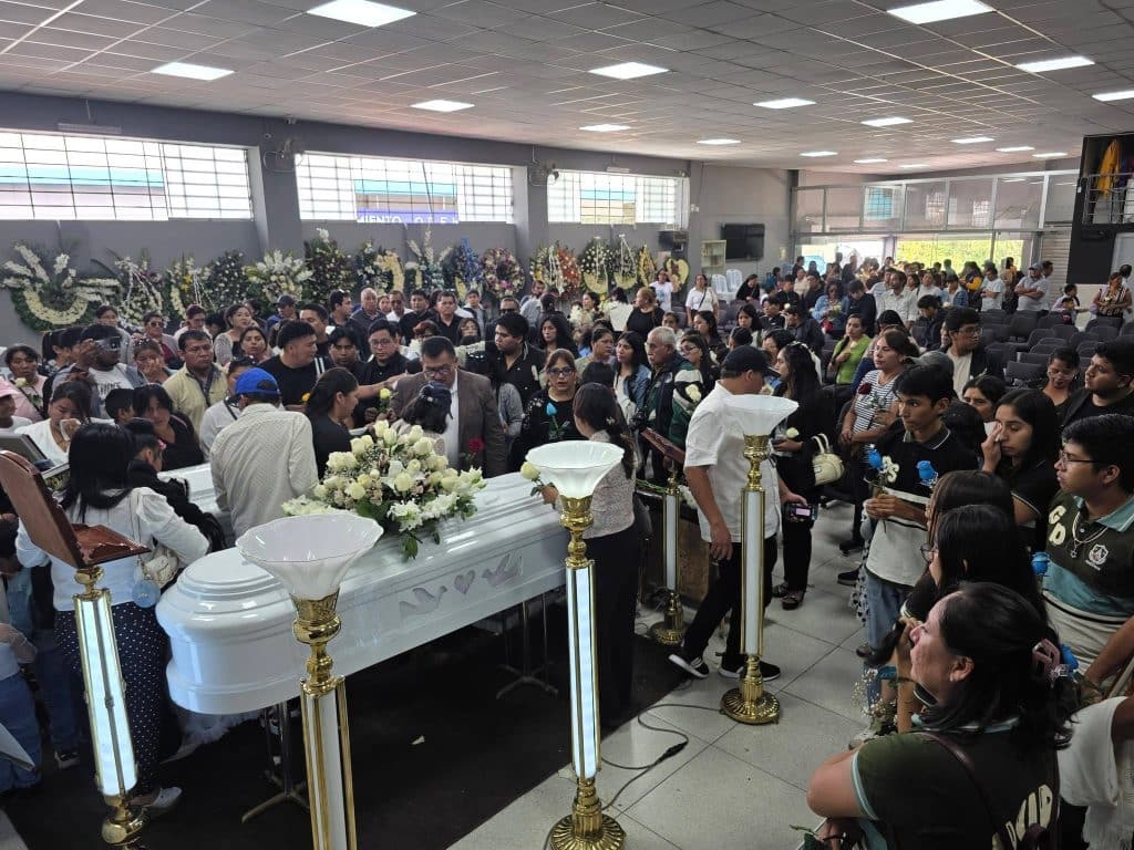 De acuerdo con familiares cercanos, el sepelio congregó a compañeros de estudio, docentes, trabajadores de EsSalud y vecinos de Huánuco y Tingo María, ciudades donde la familia es ampliamente conocida por su labor en el sector salud