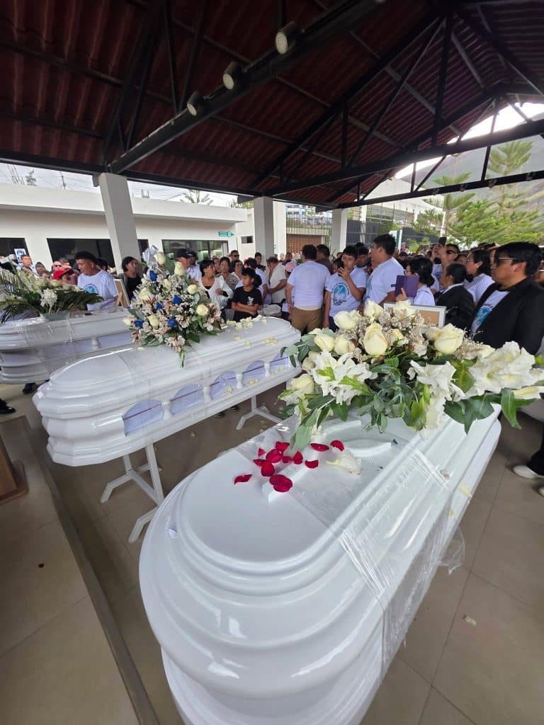 La despedida final reflejó el impacto que la tragedia causó en distintas comunidades.